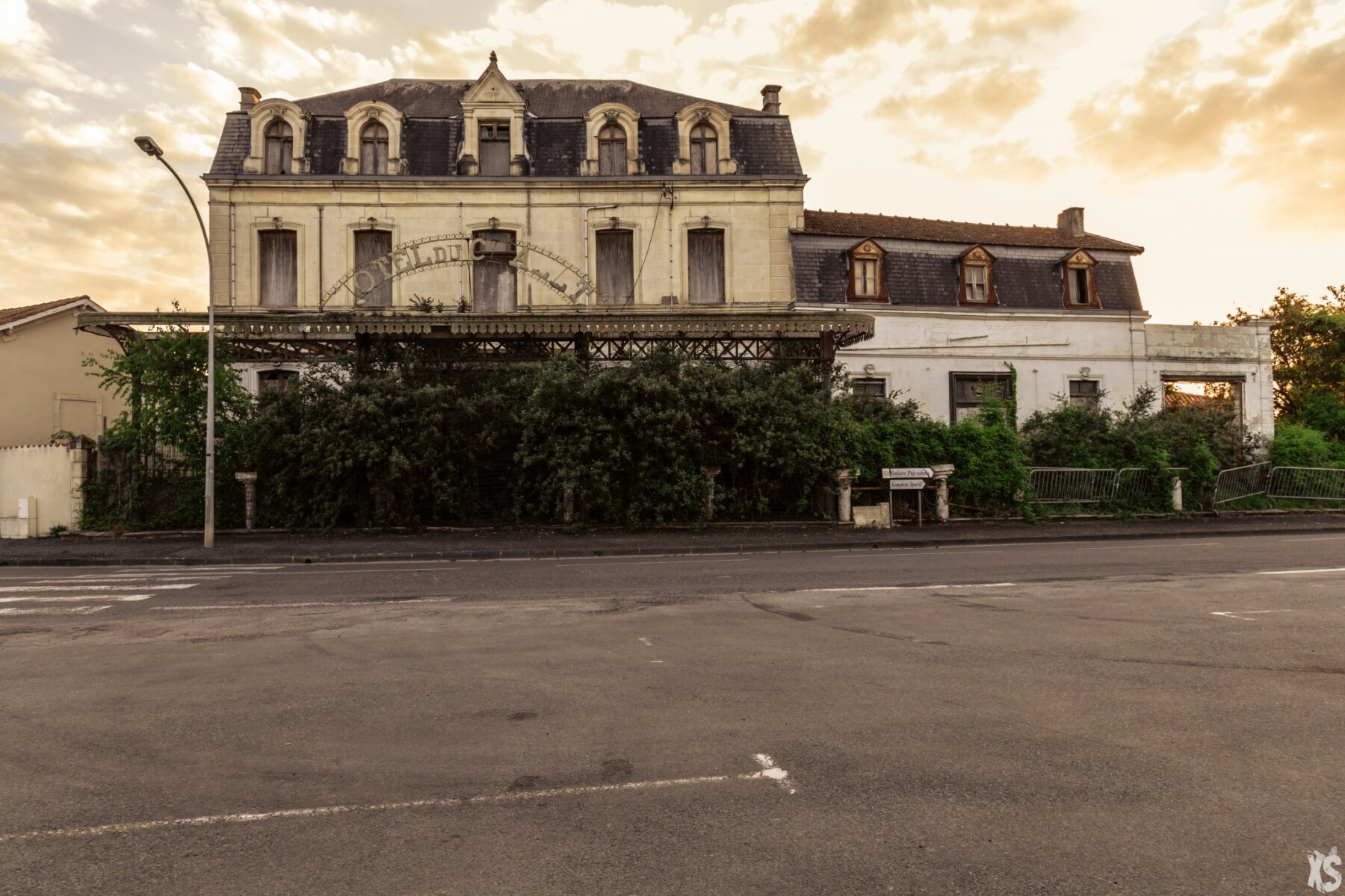 Hôtel abandonné en France | urbexsession.com/hotel-chalet-saint-jean-dangely | Urbex France