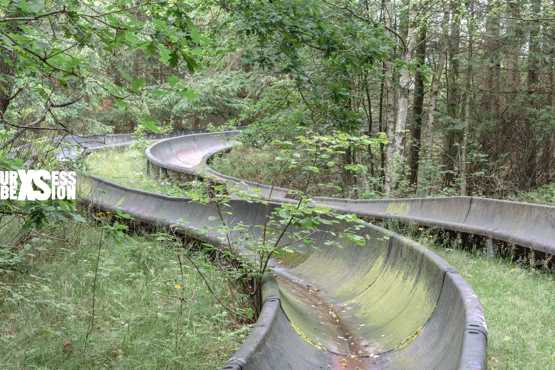 Bus at a abandoned theme park on top of a mountain. : r/AbandonedPorn