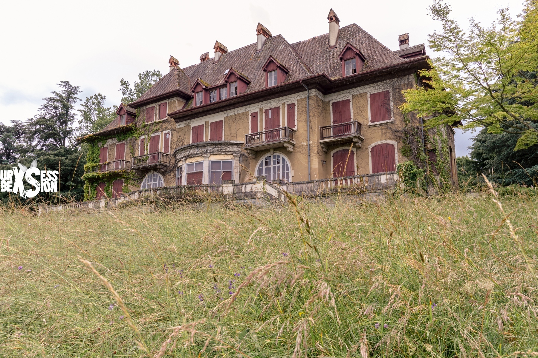 Manoir abandonné en Rhône-Alpes : https://urbexsession.com/manoir-ozan-selamet