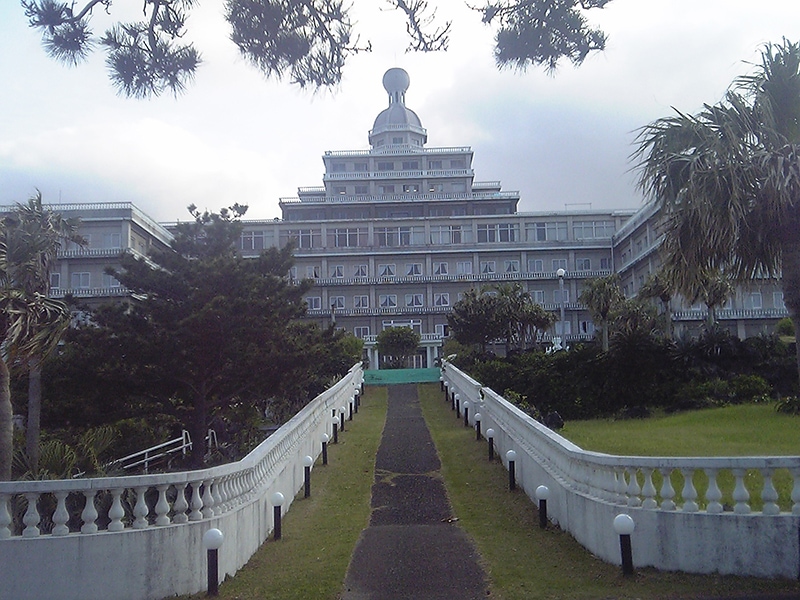 Hôtel abandonné sur l'île d'Hachijo-jima au Japon | urbexsession.com/hachijo-royal-hotel | Urbex Japon