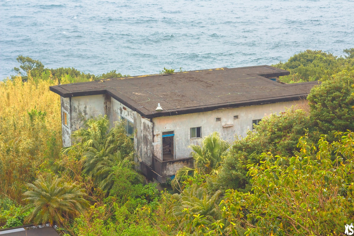 Hôtel abandonné sur l'île d'Hachijo-jima au Japon | urbexsession.com/hachijo-onsen-hotel | Urbex Japon