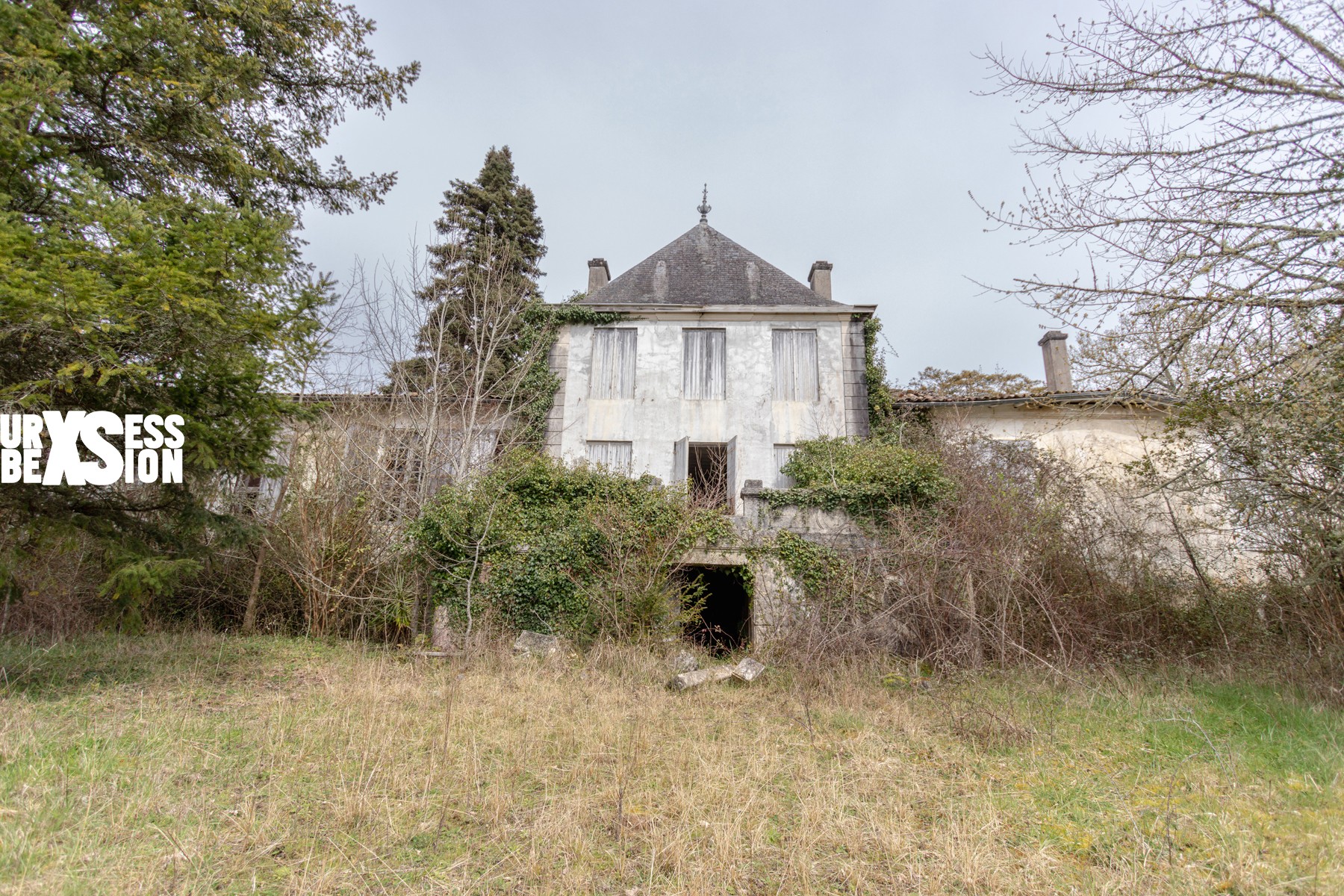 Château abandonné situé en Aquitaine | urbexsession.com/chateau-roland-cazaux | Urbex Aquitaine